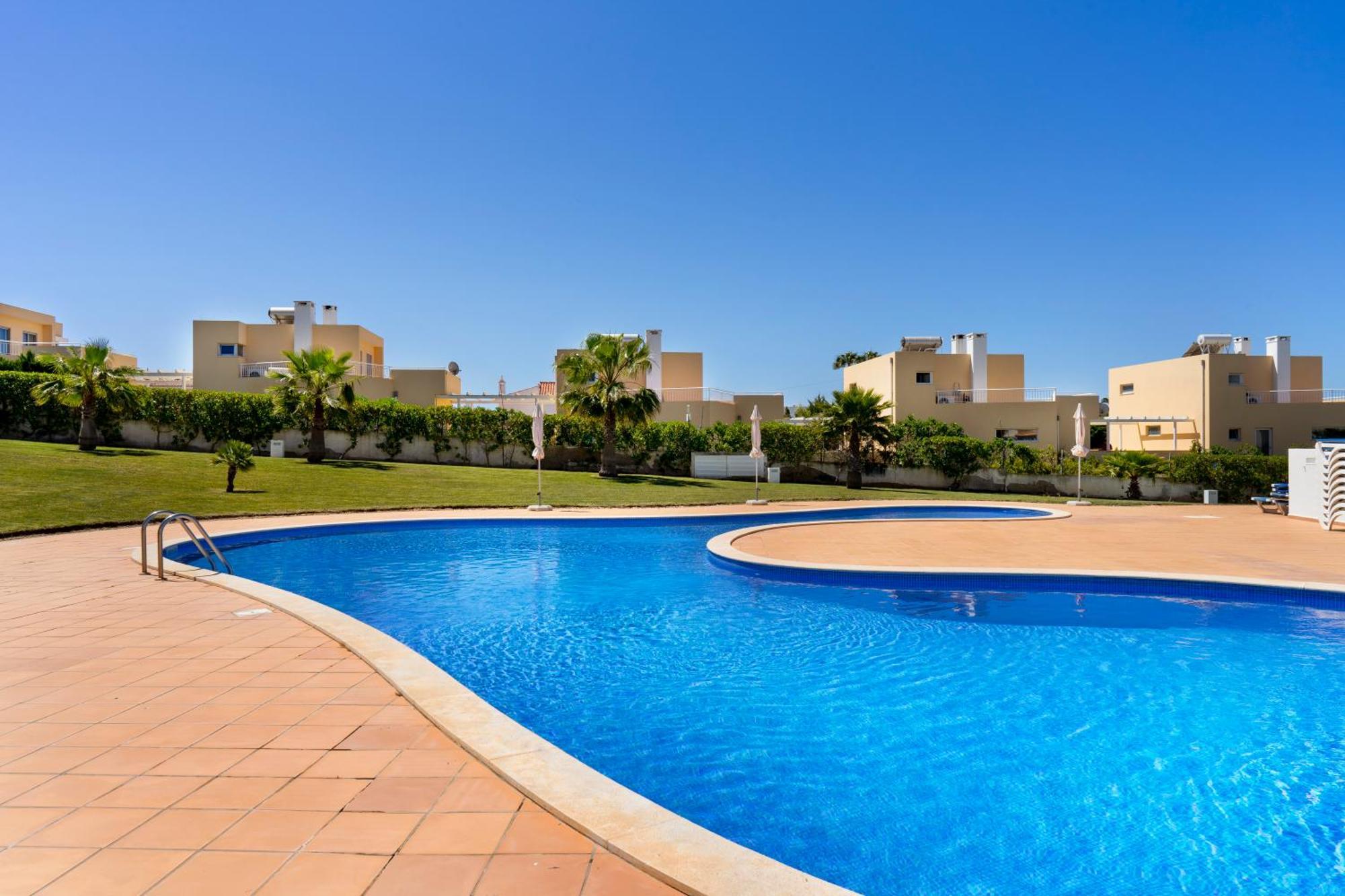 Apartamento No Condominio Baia Village Com Piscina 阿尔布费拉 外观 照片